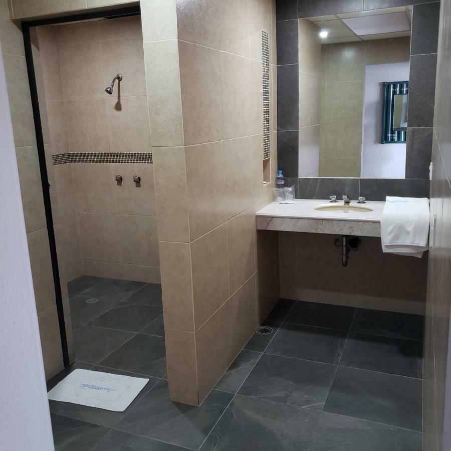 Hotel Aeropuerto Толука Екстериор снимка